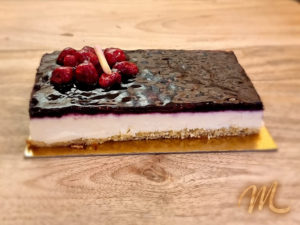 Tarta de mousse de yogur y baño de arándanos
