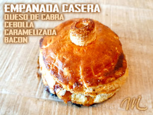 EMPANADA DE RULO DE CABRA, cebolla caramelizada y virutas de bacon